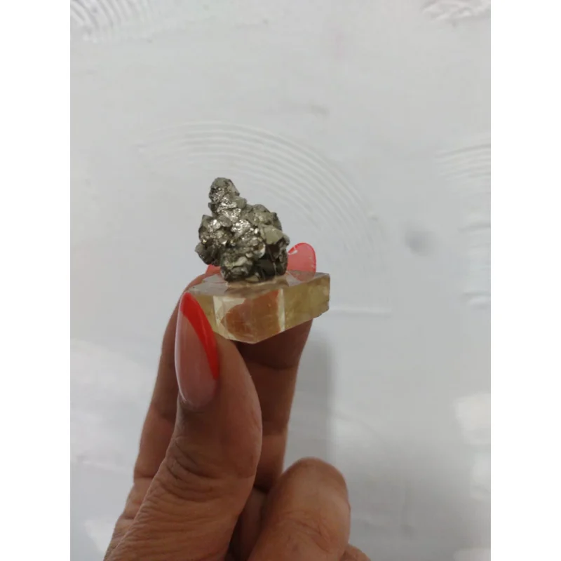 Pedra Pirita na Base de Calcita Ótica Amarela: Prosperidade em dose dupla - Image 5