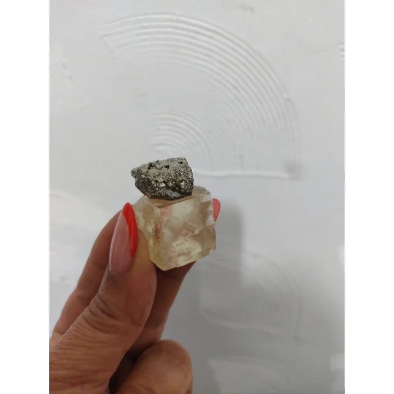 Pedra Pirita na Base de Calcita Ótica Amarela: Prosperidade em dose dupla - Image 4