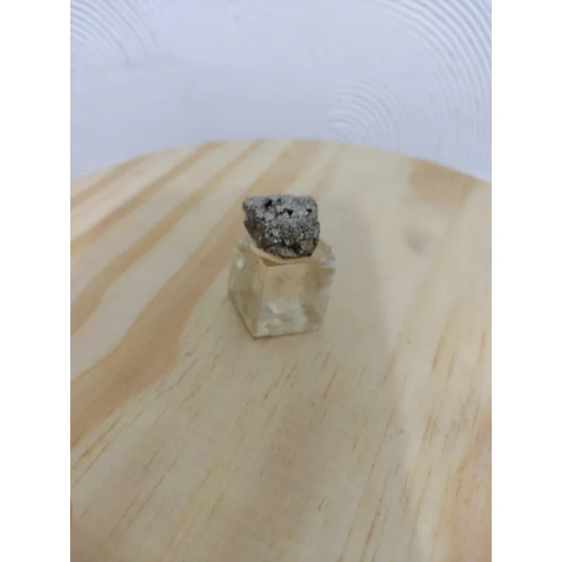 Pedra Pirita na Base de Calcita Ótica Amarela: Prosperidade em dose dupla - Image 2