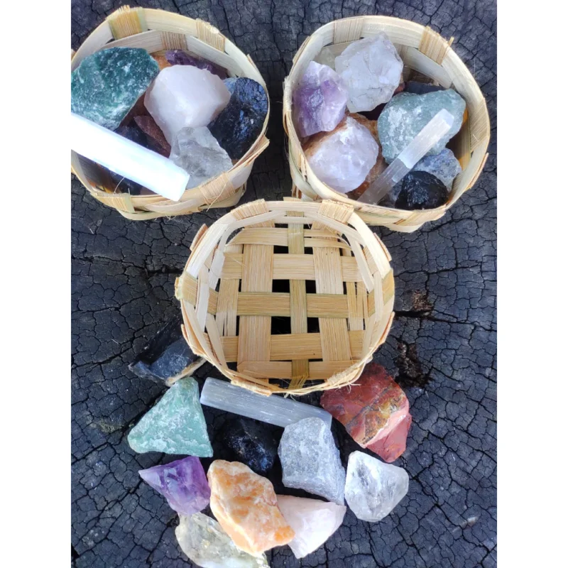 Cesto de Pedras Brutas 400g são 11 pedras brutas: Ametista, Calcita Laranja, Citrino, Cristal, Jaspe Vermelho, Quartzo Azul Verde Rosa, Ônix, Selenita, Turmalina Negra - Image 3