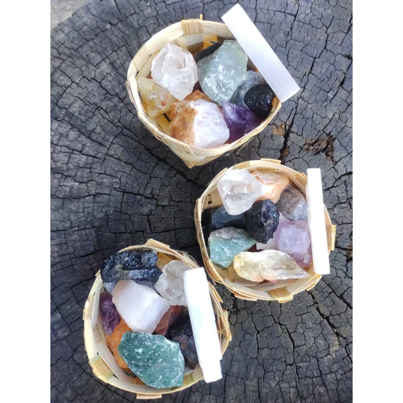 Cesto de Pedras Brutas 400g são 11 pedras brutas: Ametista, Calcita Laranja, Citrino, Cristal, Jaspe Vermelho, Quartzo Azul Verde Rosa, Ônix, Selenita, Turmalina Negra - Image 2